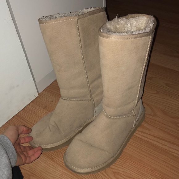 UGG Boots - Picture 2 of 4